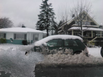 雪に埋もれた車