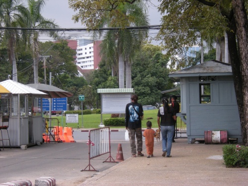 セキュリティーゲートに向かう家族連れ