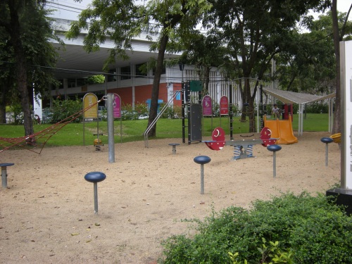 この遊具を使う子供の姿も見かけませんでした