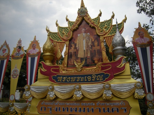 入口には国王の写真が大きく掲げられています。