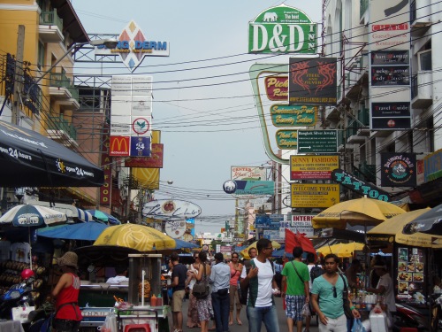 水かけ祭りで賑わうスポットのひとつ「カオサン通り」