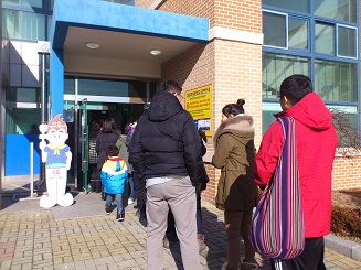 我が家のエリアは近所の中学校が会場、投票の列ができました