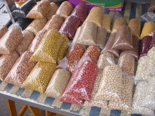 フェイラ（露天市）で販売されている種類豊富な乾物豆。レンズマメは真ん中下の小さめの袋。