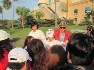 ラウンド終了後もファンに囲まるチェ・ナヨン（SKのキャップを被っている人物）