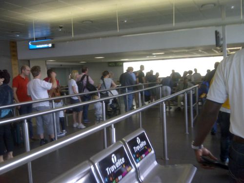 12月は空港も大変込み合います。写真は、東ケープ州のGeorge（ジョージ）行きフライトの長い列。Georgeは海沿いの町です。