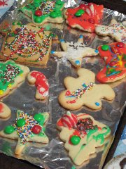 クリスマスクッキーはカラフルなアイシングで飾り付け