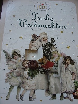 アドベントカレンダーは平べったい板型のものが多く、壁に飾りやすくなっています。