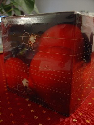 こんなちょっぴり変わったアドベントカレンダーもあります。箱型のアドベントカレンダー！スイスが誇る老舗チョコレートのお店、リンツ（Lindt)社のもの。