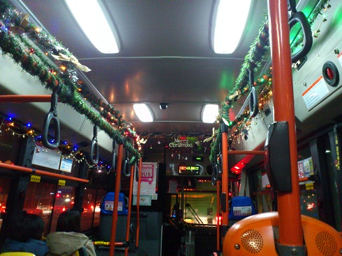 電飾がキラキラと輝く車内