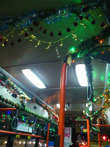 つり革の棒だけでなく、あちらこちらに華やかな飾りが・・・