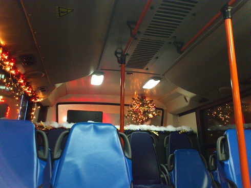 後ろには雪が積もったかのような演出まで！