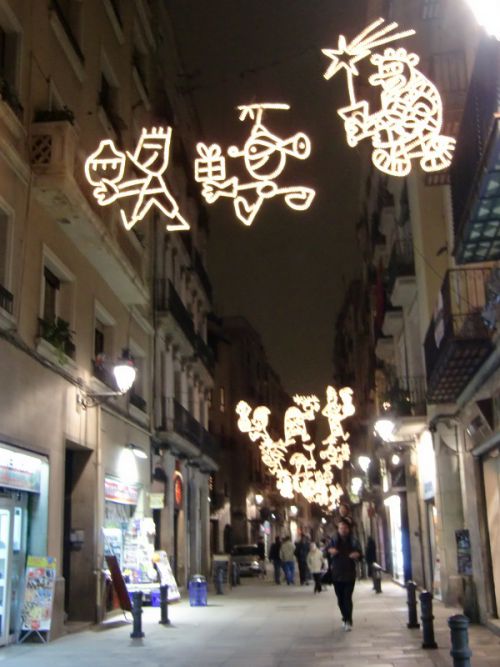 バルセロナ市内の路地を飾る三賢者のイルミネーションを見つけました。