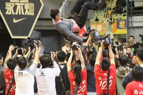 昨年3月4日の決勝を制した後の胴上げ