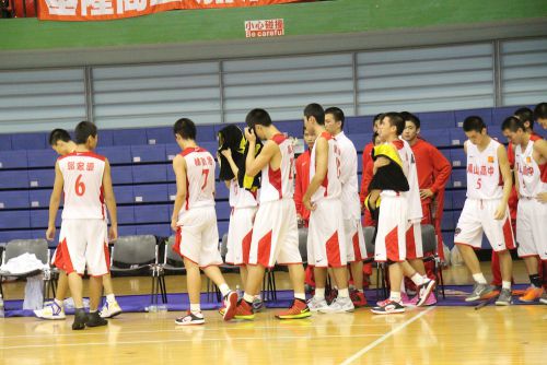 ハーフタイムを終え、コートへ戻った選手たち