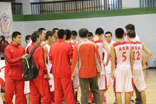 試合終了後にコート中央に選手を集め、最後の円陣