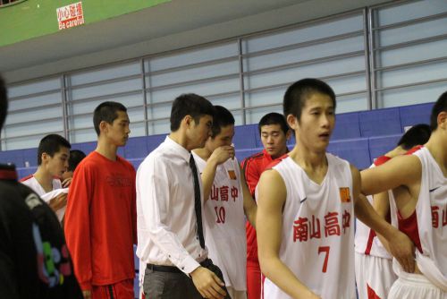 涙をぬぐいながら会場を後にする選手たち（ワイシャツ姿は許時清HC）