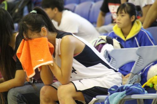 最後の試合でファウルアウトになり、ベンチで涙に暮れる選手