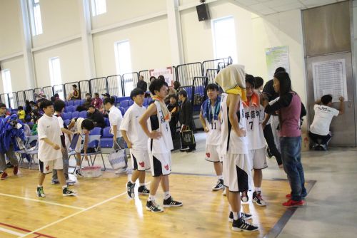 午前の試合に敗れ、涙に暮れる永平高中（ヨンピンガオジョン）の選手たち