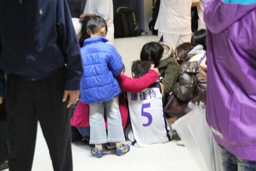 家族から慰められる選手たち