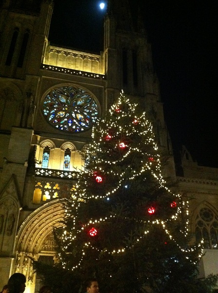 町の中心地にあるクリスマスツリー