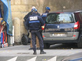 この二輪車の乗り物で、違反車をしっかり捕まえていました