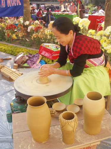 ろくろを回しての陶器作りに興味津々の来場者。12年のキャリアだそうです。