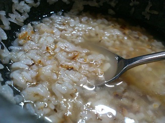 ３．石鍋に焦げ付いたおこげがおこげスープに変身