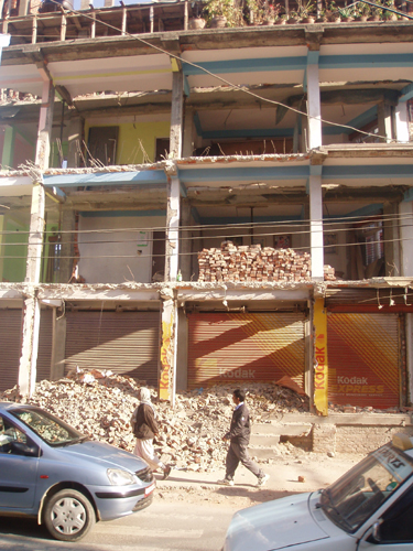 大通りで歩行者も沢山通行する歩道の真上で、、、