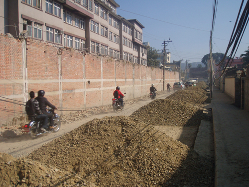 首相官邸エリアがこの有様。オフロードで砂利の山！