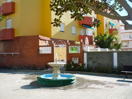 ”SE VENDE”売家と書かれ、下には連作先が書いてあります。