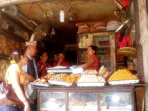 店主の後ろの棚の上に詰まれています。