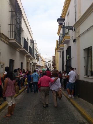 旧市街の道路と家並み