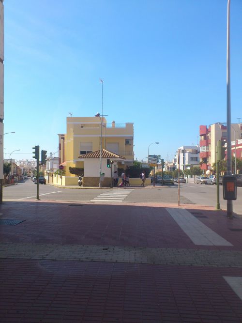 新市街地の道路と家並み