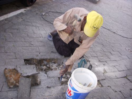 ブラジルでは身近な歩道のペドレイロ（石職人）