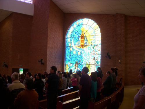 サンパウロ市郊外のカトリック教会の一つでのミサ。ステンドグラスにはブラジルの保護者であるアパレシーダが描かれている。