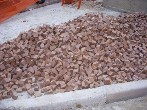 敷き詰められる前のモザイク状の歩道の石