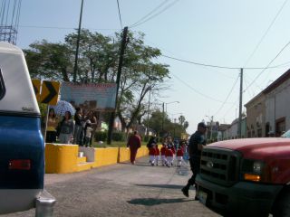 渋滞のその先は、宗教行事のパレードでした〜