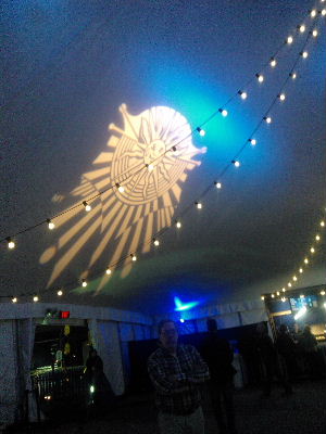 テント内に映し出されたシルクドゥソレイユのシンボル