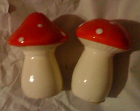 クリスマスコーナーの一角でみつけたキノコ型の塩コショウいれ