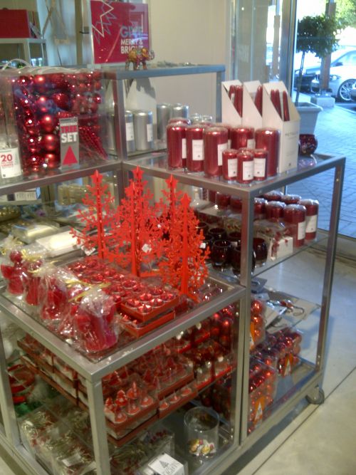 クリスマスのテーブルセッティング用に、キャンドルや飾り物が多く売られています。