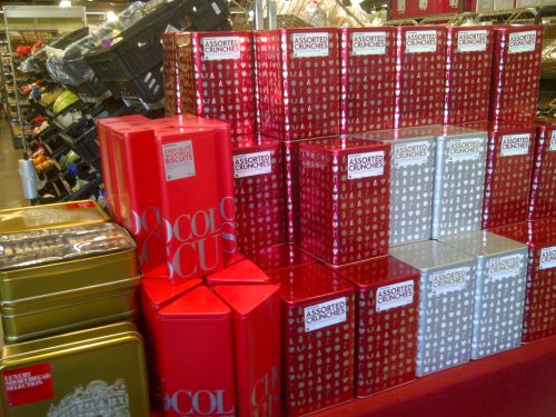 ギフト用には、クッキーやチョコレートなどのお菓子やハムの詰め合わせなどの食べ物のや、女性にはボディクリームや石鹸などの化粧品のギフトが多いです。