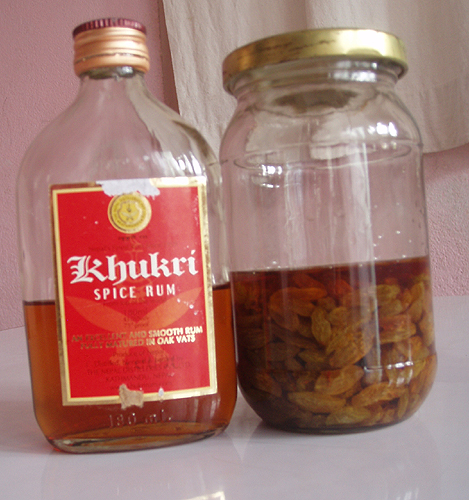 グリーンのレーズンにククリラム（スパイスバージョン！）を注ぎます。あ、ちょっと入れすぎました；