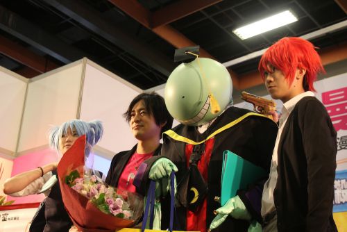 コスプレをした参加者と記念撮影する松井優征