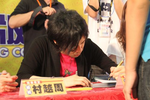 真剣な表情でサインします