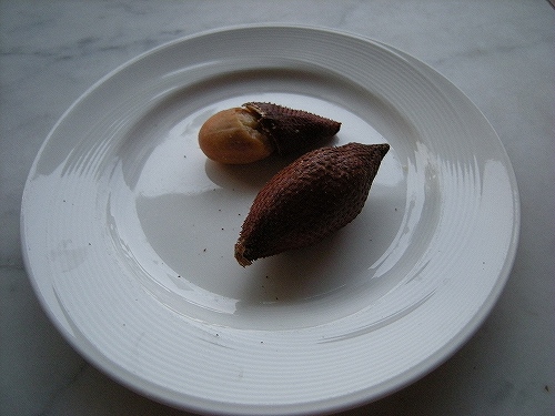 フルーツらしい派手さのないサラッカ　奥は皮を半分剥いた状態