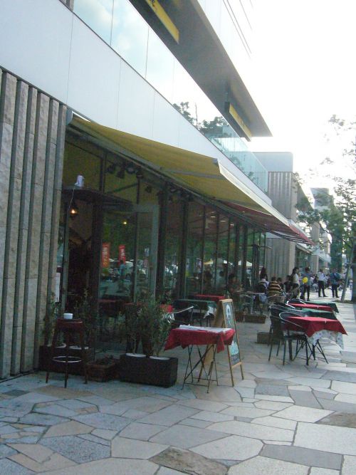 公園に面したテラス席のあるレストランが並びます。