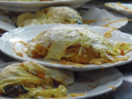 行列ができるパッタイ屋のパッタイ