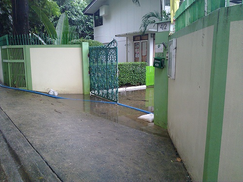 近くの幼稚園。排水は雨の後、喫緊の課題です