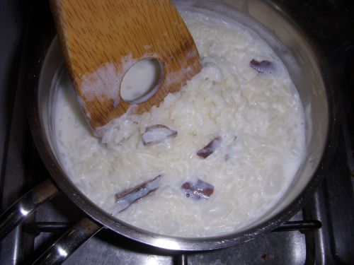 「アロース・ドーセ（arros doce）」を煮ている鍋