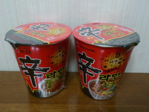 左が韓国（約700ウォン／約65円）、右が日本（約120円）で手に入る同一銘柄ラーメン（日韓共に購入時価格）